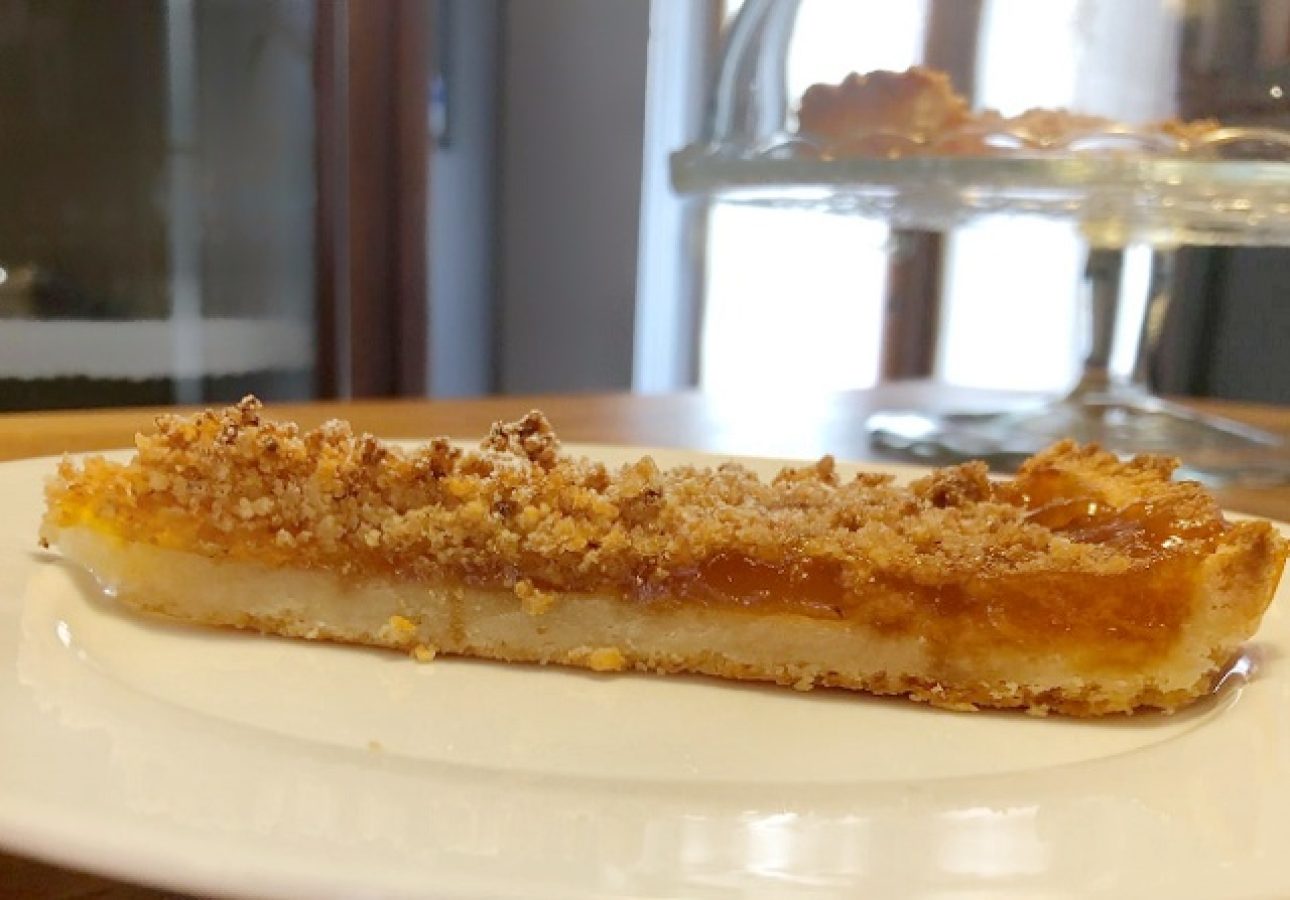 Crostata all'albicocca con crumble alle nocciole - Peperoncino_e_scorza_di_limone