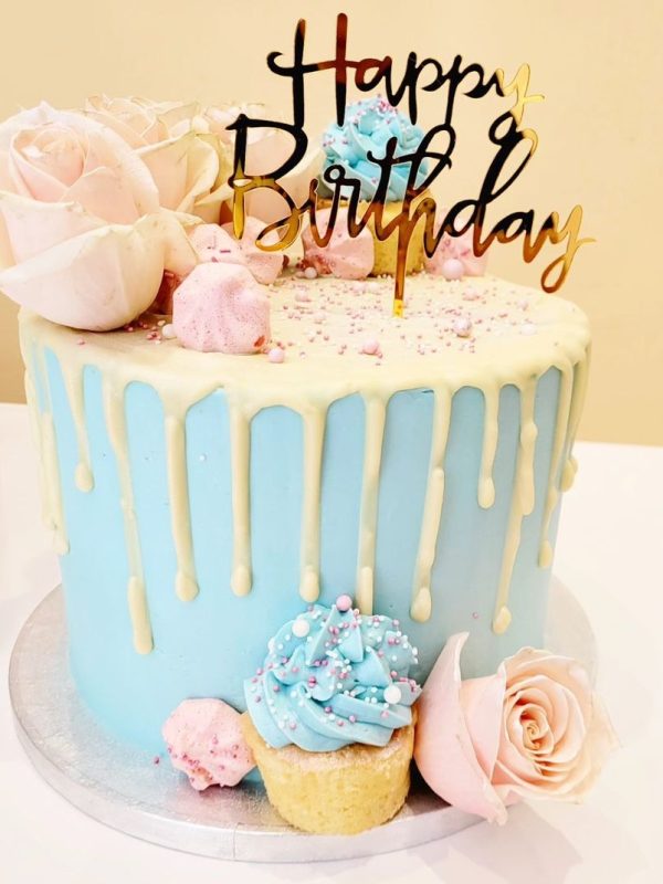 Drip Cake tiffany e rosa, decorata con rose, meringhe e cupcakes - Le dolcezze di Liz