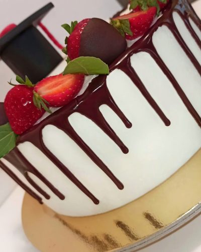 Drip cake alle fragole per laurea @Scatti_gustosi