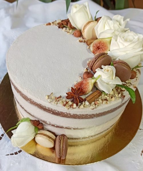 Nude cake al cacao decorata con rose bianche, fichi, anice stellato, cannella e macarons @Scatti_gustosi