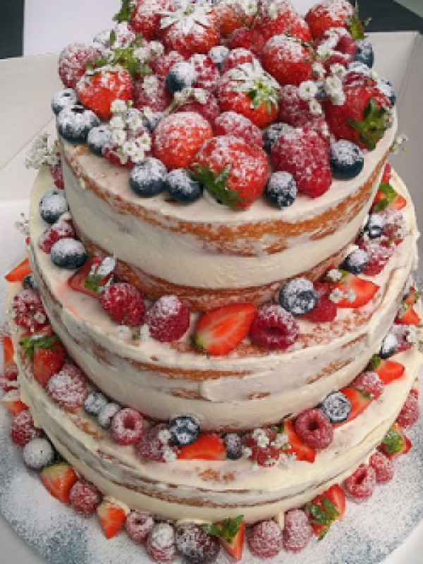 Nude cake per matrimonio decorata con frutti di bosco - Crave Food Bakery Udine