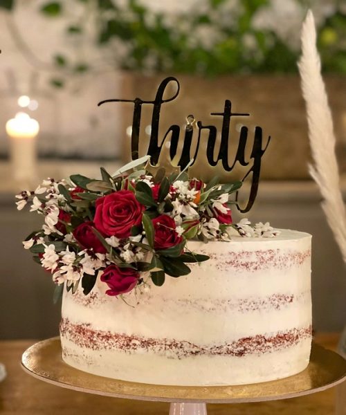 Nude cake red decorata con rose rosse, nebbiolina ed foglie di ulivo, cake topper oro @Scatti_Gustosi