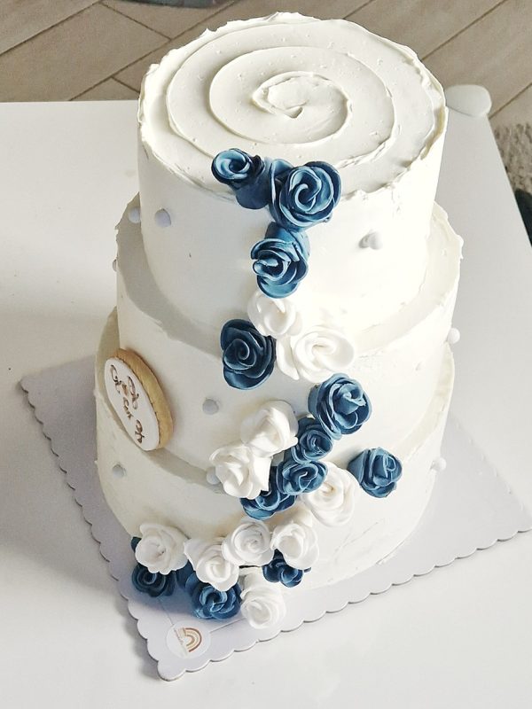 Torta a tre piani decorata con rose bianche e blu - Caramello Salato Lab