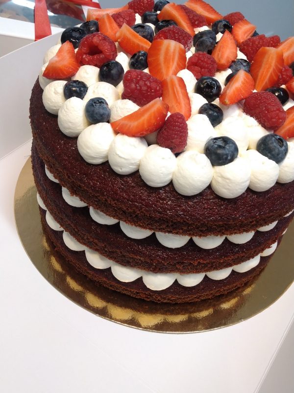 Torta al cioccolato rosso con panna e frutti di bosco - Crave Food Bakery