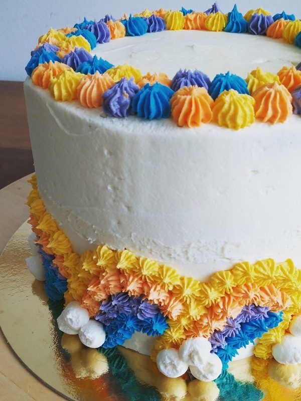 Torta bianca con glassa colorata Crave Food Bakery Udine