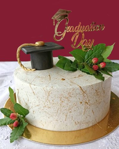Torta decorata con cake topper, alloro, bacche e cappellino laurea @Scatti_gustosi