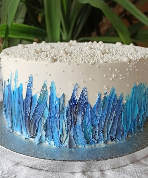 Torta decorata con crema al burro sui toni dell'azzurro e perline @Scatti_gustosi