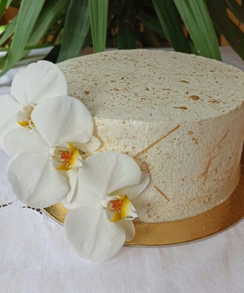 Torta decorata con schizzi oro e orchidee @Scatti_gustosi