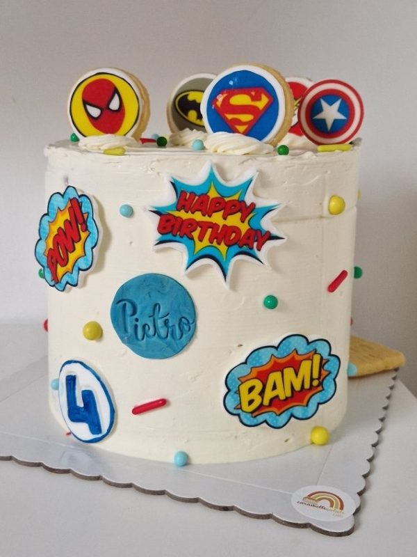 Torta di compleanno per bambino a tema supereroi - Caramello Salato Lab