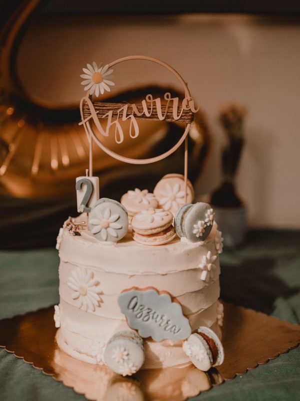 Torta di compleanno rosa per bambina, decorata con macarons e fiori in pasta di zucchero - Caramello Salato Lab