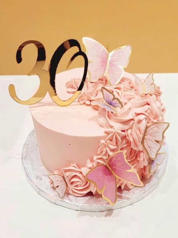 Torta di compleanno sui toni del rosa decorata con farfalle - Le dolcezze di Liz