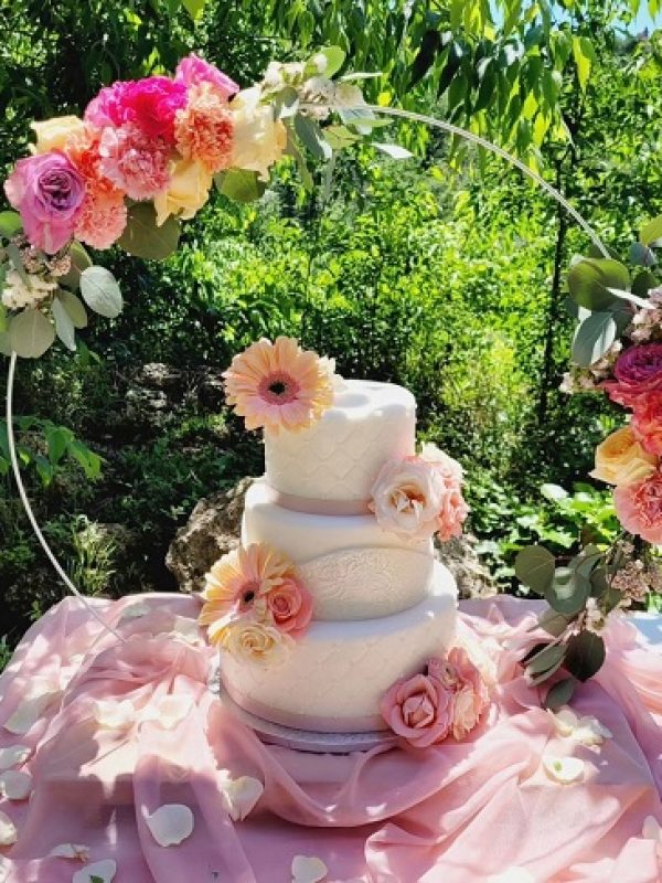 Torta di matrimonio a cinque piani decorata con fiori e cake topper - Le dolcezze di Liz