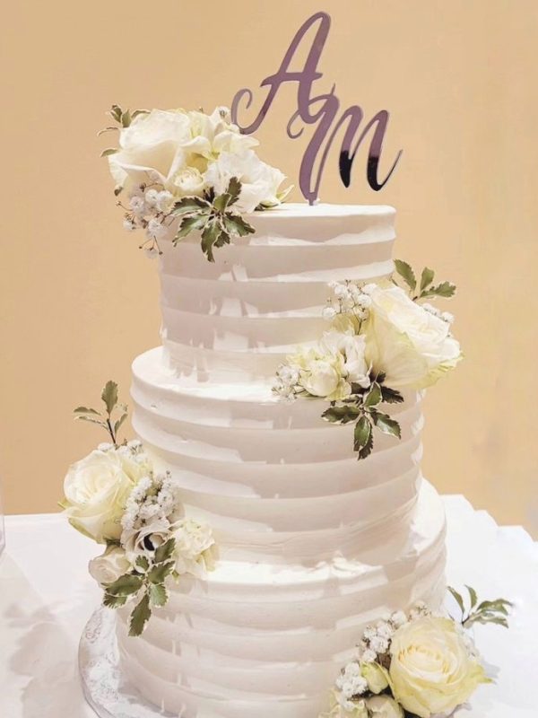 Torta di matrimonio a tre piani decorata con fiori e cake topper - Le dolcezze di Liz