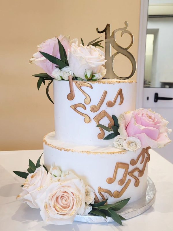 Torta diciottesimo compleanno con note musicali e rose - Le dolcezze di Liz