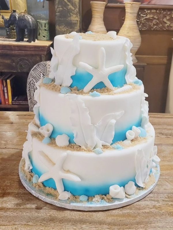 Torta nuziale a tema oceano con stelle marine