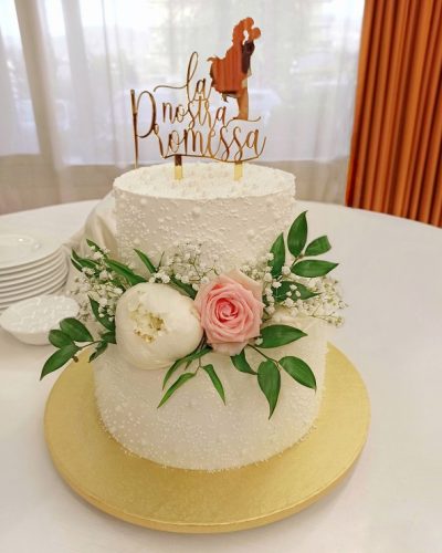 Torta per matrimonio decorata con perline, fiori freschi e cake topper @Scatti_Gustosi