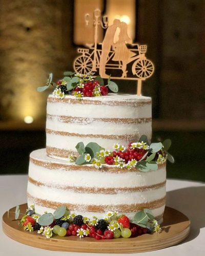 Torta per matrimonio - nude cake decorata con frutti di bosco, camomilla ed eucalipto, cake topper in legno @Scatti_Gustosi