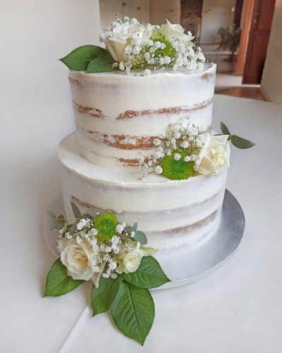 Torta per matrimonio - nude cake decorata con rose bianche @Scatti_Gustosi