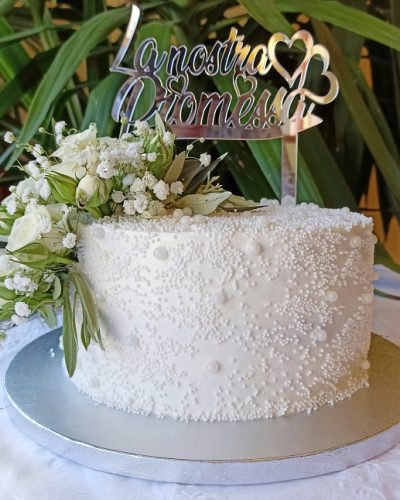 Torta promessa di matrimonio decorata con perline, rose bianche, ulivo, nebbiolina e cake topper @Scatti_Gustosi