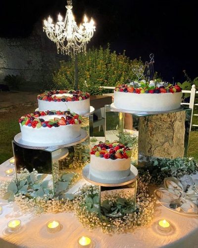 Torte per matrimonio sui cubi in vetro, decorate con frutta, fiori freschi e cake topper @Scatti_Gustosi