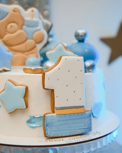 Torta per bambino primo compleanno, decorata con biscotti