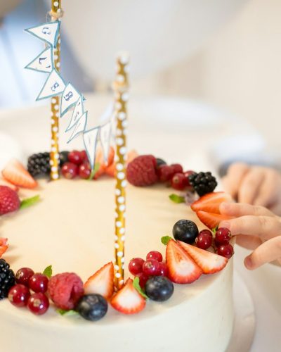 Torta di compleanno decorata con frutti di bosco - Torte Personalizzate per Eventi