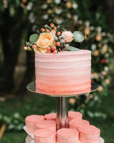 Torta battesimo bambina sulle tonalità del rosa, decorata con fiori